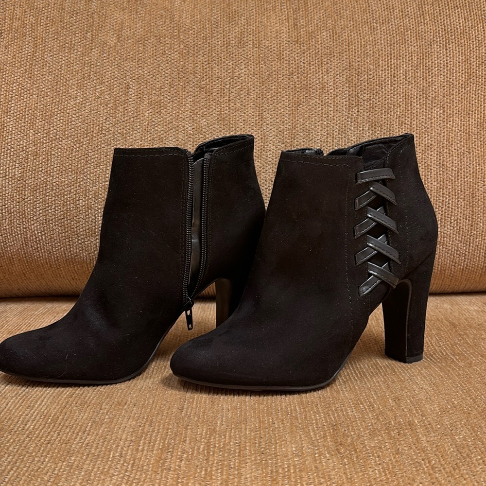Get ready for winter with this sexy high-heeled boots